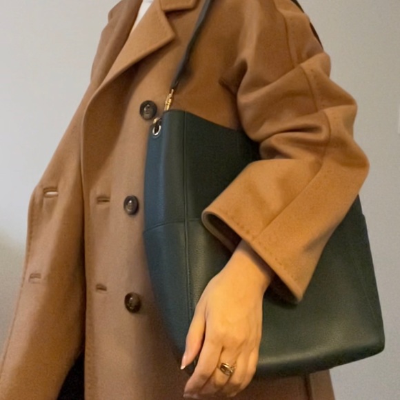 ✨SOLD✨CELINE Seau Sangle, New Logo - Picture 1 of 8